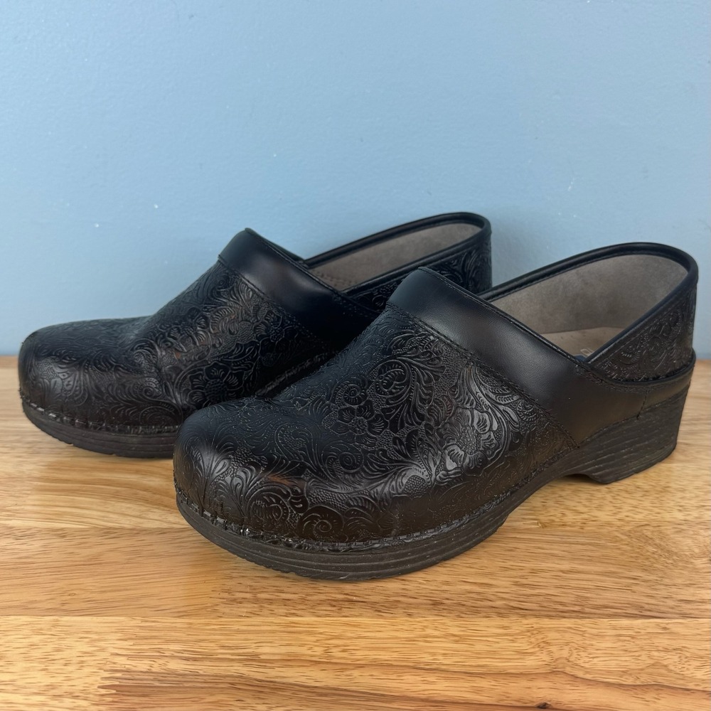 Dansko LT Pro Womens 41 (11) Black Floral Paisley Embossed Leather Nursing Clogs - Picture 2 of 7